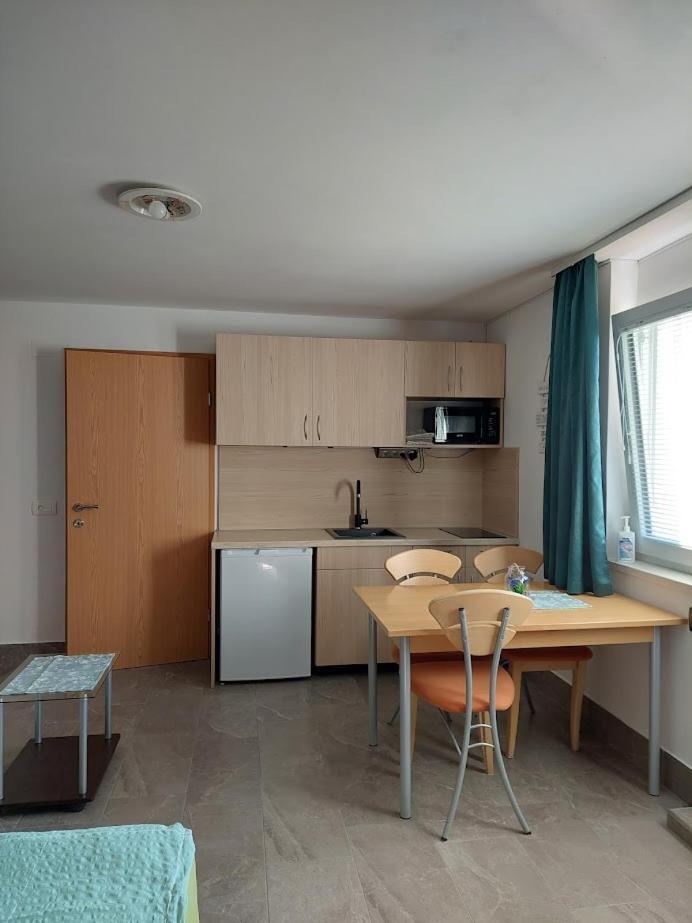 Studio Apartma Zirovnik ツェルクニェ・ナ・ゴレニスケム エクステリア 写真